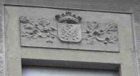 sec.XX, Sondrio, stemma posto su vari architravi delle finestre del palazzo scolastico di via Battisti