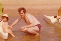 1974 con Isabella al mare