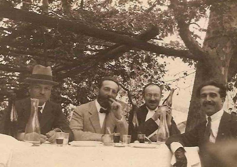Il prof. Chiesa ( a sin.) con gli amici in una foto della fine degli anni '20.